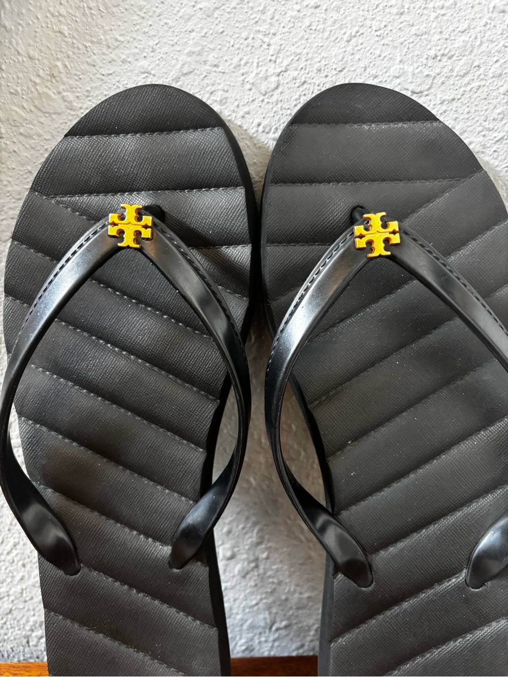 Tory Burch Kira flip-flop sandals in perfect black and gold (9) - Picture 2 of 11